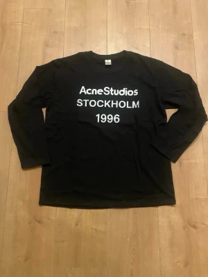 Acne Studios långärmad T-shirt  - Helt ny. Storlek M. 