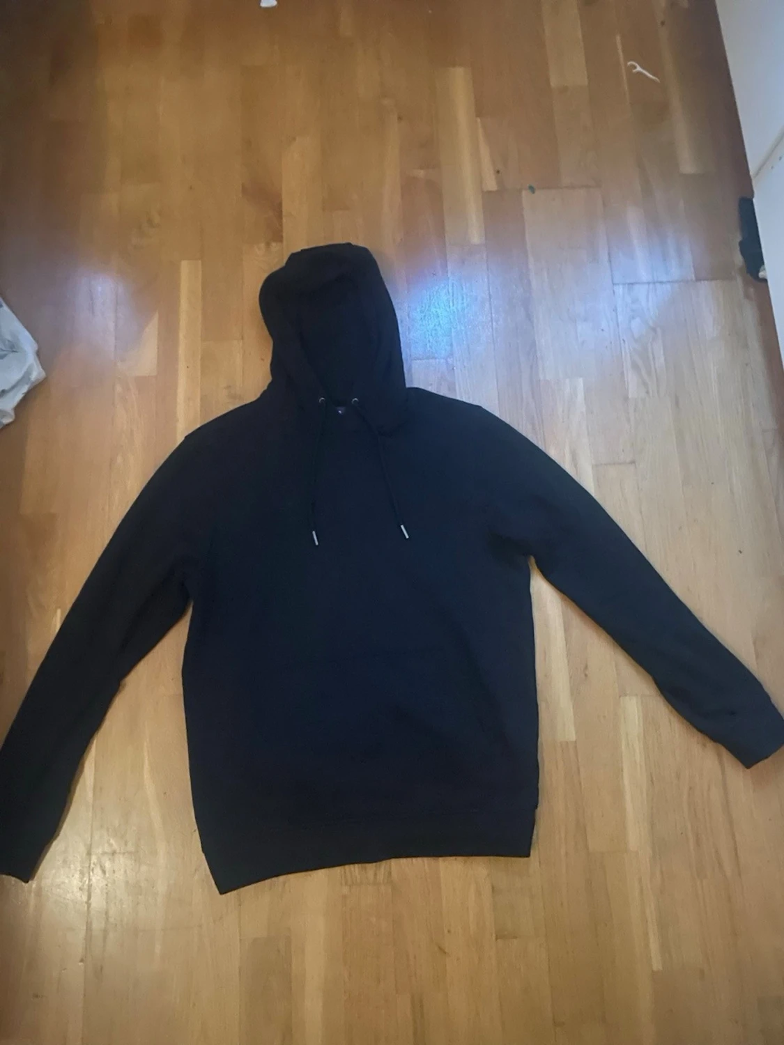 Svart hoodie med huva och dragsko - 2