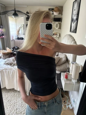 Off shoulder topp  - Marinblå off shoulder topp, inga defekter, storlek S men ganska liten så passar Xs/S. 