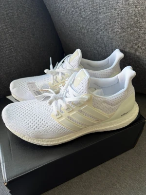 Ultraboost 1.0 vit - Helt nya par vita ultraboost 1.0 som kommer med box och är helt perfekta för den kommande sommarn. Helt oanvända och sitter väldigt lätt vid foten!