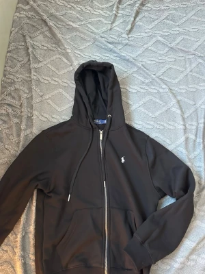 Svart hoodie  - Helt ny oanvänd 