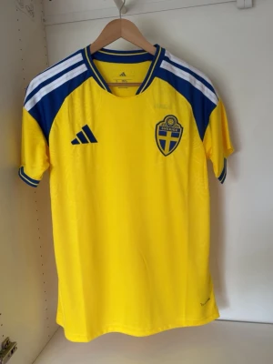 Sverige matchtröja - VM 2026 - Sverige Matchtröja - 2026 VM - storlek S - skick 10/10 - fraktas dagen vid köp. Är du intresserad av fler tröjor checka profilen. Kärlek och repekt!!