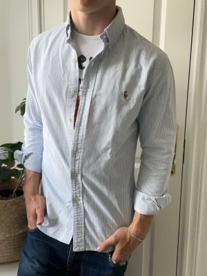 Ralph lauren skjorta randig  - Ralph lauren skjorta randig, Inga defekter förutom minimala fläckar under armhållorna! Modellen i bilderna är 180 cm 75 kg och bär Storlek M slim fit , Kom med frågor! 🌟 (Kan gå ned i pris vid köp av paket 😉) 