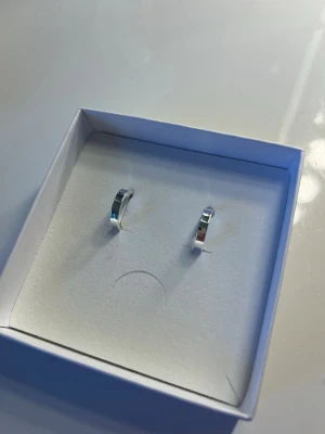 Snygga silvriga hoops örhängen från snö of sweden - Jättesnygga silvriga hoops örhängen från snö!! Perfekt för en clean outfit💕💕lådan förekommer inte, endast för bilderna!!