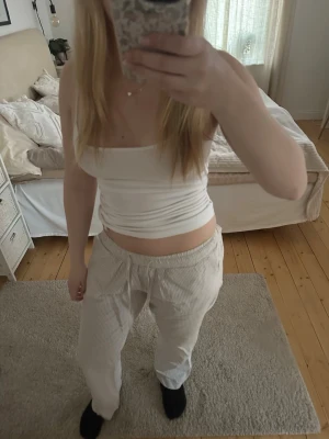 Beige- och vitrandiga linnebyxor från Lager 157 - Säljer ett par linnebyxor med beige och vita tunna ränder. De var högmidjade innan men sydde de till lågmidjade. Så fickorna är lite små men det funkar. 