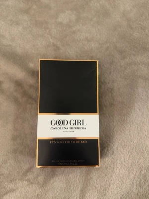 Good Girl parfym från Carolina Herrera - Good Girl Eau de Parfum från Carolina Herrera i en snygg svart och guldig förpackning. Parfymen är känd för sin lyxiga och moderna doft, perfekt för dig som vill sticka ut. Flaskan rymmer 80 ml och har en elegant design som passar på varje parfymhylla. 80ml 