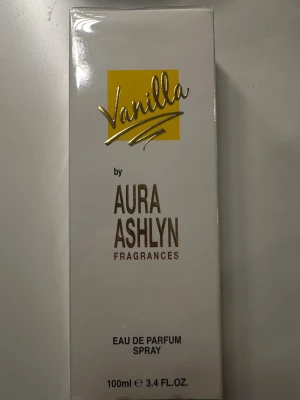 Vanilla parfym från Aura Ashlyn - Aura Ashlyn parfym 100 ml säljes. Helt ny och oöppnad, plasten sitter kvar på förpackningen. Doftar härligt av vanilj, en varm och elegant doft som passar både vardag och fest. ‼️OBS‼️den andra Bilden visar hur parfymen ser ut, men den som säljs är helt oanvänd.