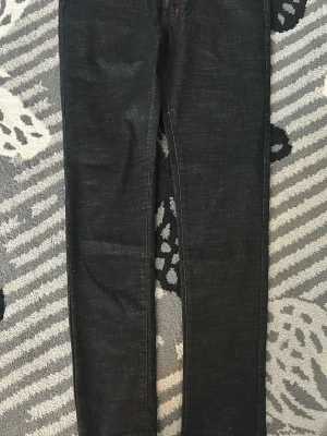 Svarta skinny jeans - Snygga svarta skinny jeans med klassisk femficksdesign och smal passform. Jeansen har en stilren look och passar perfekt till en trendig outfit. Materialet är denim med lätt stretch för extra komfort.