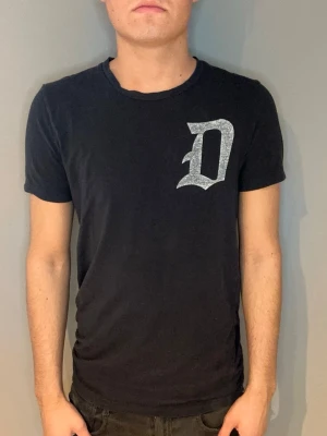 Dondup T-shirt  - Dondup T-shirt | strolek S | skick 8/10 | fraktar via valfrit ombud på köparens bekostnad | hör av dig vid funderingar 