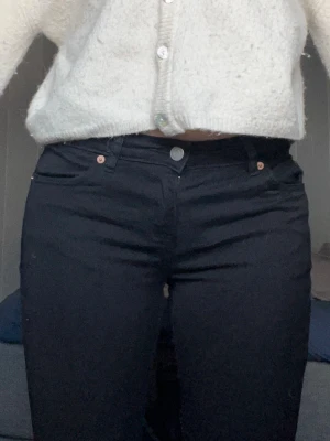 Svarta Bootcut jeans - Säljer ett par jättefina svarta low waist jeans i storlek 34 men som definitivt passar 36 då materialet är hyfsat stretchigt.💓