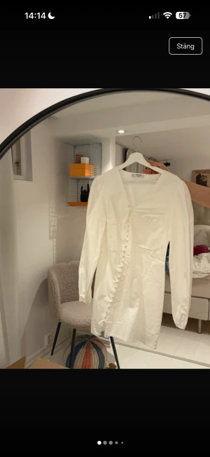 Studentklänning - En otrolig sista minuten studentklänning!!!! Bilderna är tagna från min Vinted, därav skärmdumpar. Otroligt snygg med sne knäppning🩷🩰.  Aldrig använd. 
