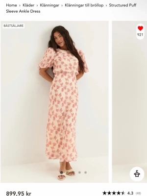 Lång blommig klänning med puffärm - Säljer denna superfina klänning ifrån Bubbleroom. Använd en gång på ett dop. Har inga defekter. Storlek 46 men passar mig som är en L. Original pris: 899kr  Perfekt inför tillställningar eller bara ha i sommar. Hör bara av er om ni undrar något! Skickar samma dag eller dagen efter beroende på tid