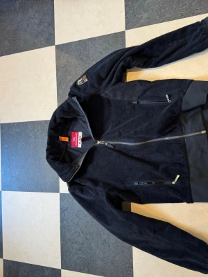 Parajumper cardigan  - Säljer denna feta cardigan/jackan från parajumpers som är perfekt för kalla sommar/vår kvällar. Den är i princip nytt skick använd max 3 gånger. Storlek S, jag är 177 och den sitter något litet.