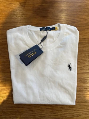 Vit t-shirt från Polo Ralph Lauren - Helt ny, vit t-shirt från Polo Ralph Lauren. 