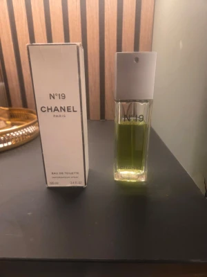 Chanel N°19 Eau de Toilette 100 ml - Chanel N°19 är känd för att vara en grön, blommig och träig doft. Den är betydligt mindre söt och pudrig än den mer kända Chanel N°5, och har istället en väldigt elegant, skarp och självständig karaktär.