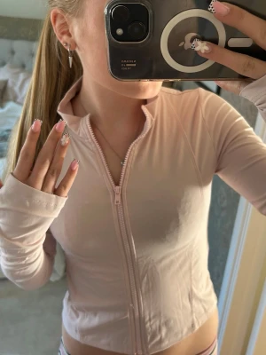 Ljusrosa träningsjacka Gina young - Säljer en super söt och bekväm träningsjacka från Gina young i storlek 158/164! Den har tummhållare och är i jättebekvämt material💕💕