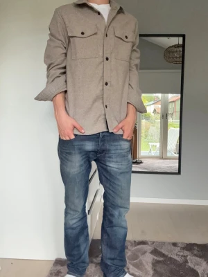 Overshirt - Riktigt snygg beige overshirt. Storleken är M. Tveka inte på att höra av dig vid eventuella frågor och funderingar!😊✌️