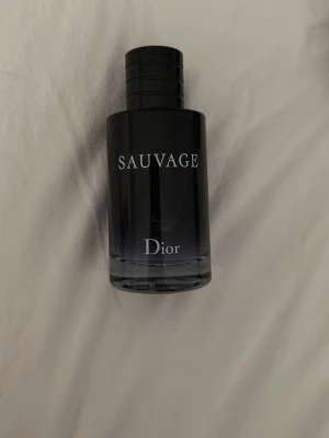 Dior Sauvage EDT - Snygg parfymflaska från Dior. Dior sauvage edt. Ungefär 95 ml kvar av 100ml. Köptes från notino för ungefär 2 månader sedan för 1200kr. Kvitto finns.  Säljer den nu för 699kr. Säljer den för jag inte använder den längre. Kontakta mig om du har frågor eller vill lägga ett bud eller köpa.