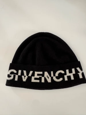 Svart mössa från Givenchy - Snygg svart mössa från Givenchy 