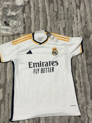 Real Madrid Hemma kit 23/24 - Real Madrid hemma tröja säsongen 23/24. Helt ny i förpackning, Storlek S.
