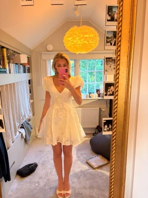 Showpo vit klänning - Säljer en klänning från Showpo helt oanvänd med lappar kvar! Perfekt till tex studenten eller midsommar🤍Den är i storlek EU 34, som är samma som UK 6 och passar därmed Xs/S. Modellen på klänningen heter ”Bailey Jacquard Mini Dress - Puff Sleeve Dress”💓💓