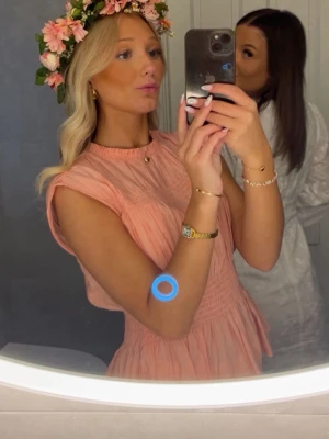 Populär topp - Korall färgad topp, skit snygg! Sista bilden är min de andra är lånade ❤️