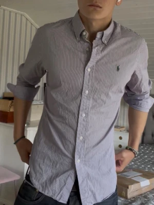 Ralph Lauren M - Snygg Sommarskjorta från RL storlek L sitter som M Modellen är 188 väger 78 Hör av er vid minsta fundering!
