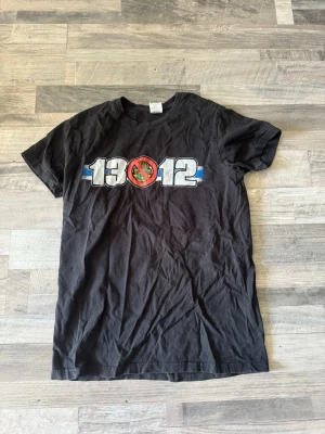 Svart t-shirt med tryck 1312 - Ifk T-shirt från komandåbrygga 1312. St M skulle säga att den sitter som en S