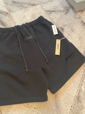 Essentials Fear Of God Shorts - L - Säljer mina autentiska Essentials shorts köpa från fartech storlek L, inga defekter alls skickar paketet inom 24H 📦 Onlinekvitto finns✅