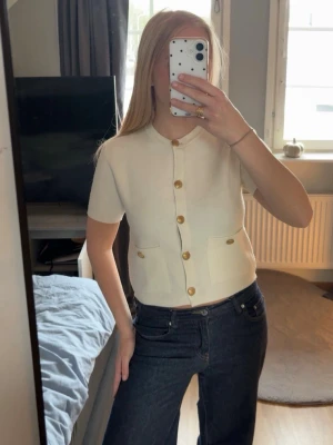 Topp Zara - Säljer denna fina topp från Zara med guldknappar på i storlek S! Använd kanske 1-2 gånger😊