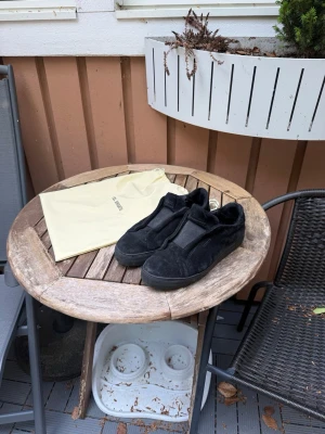 Axel Arigato - Säljer nu mina axel arigatos, hel svarta utan snörren. Köptes för drygt ett år sedan på NK för cirka 2000 kr. Skick 9/10. Skostorlek 41. Har använt dem bra under dess användning. Vid frågor eller intresse, tveka ej på att höra av dig till mig!