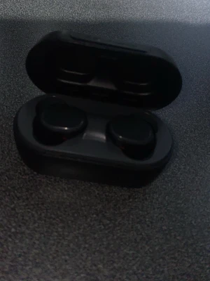 Svarta Skullcandy true wireless in-ear - Säljer ett par svarta Skullcandy true wireless in-ear hörlurar med tillhörande laddningsetui. Snygg och kompakt design i matt plast, perfekt för dig som vill ha trådlös frihet och bra ljud på språng.