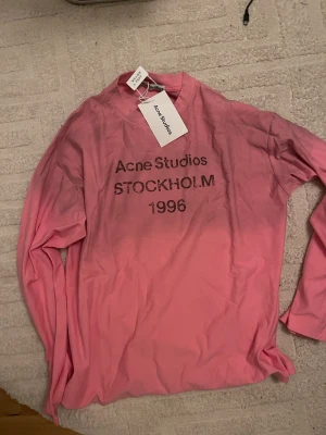 Acne tröja - Helt ny acne tshirt tröja, storlek S, Alltid 1-3 dagars leveranstid