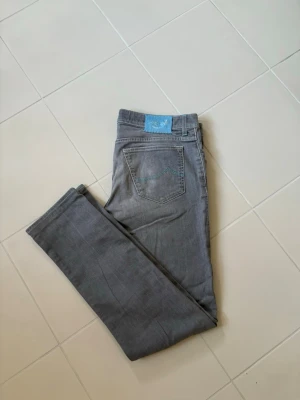Jättefina grå Jacob Cohen jeans w36 - Superfina ursnygga trendiga och eftertraktade Jacob Cohen jeans i w36 (46 cm breda och 108 cm total längd). Väldigt unik och snygg badge. Otroliga jeans i utmärkt skick och grym passform. Perfekta för alla tillfällen och tveka inte vid minsta fråga eller fundering!