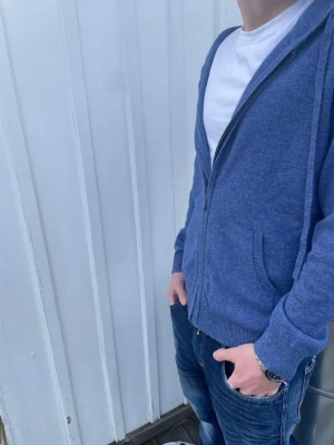 Kashmir Hoodie med Zip - En stilren blå hoodie med dragkedja och huva. Hoodien har 90% Kashmir och säljs i befintligt skick. Skriv för frågor. Notera att lapp ej finns kvar i hoodien. 