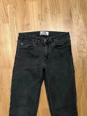 Acne Studios Jeans - Svarta klassiska Acne studios jeans för män, som passar till alla tillfällen. Storlek Waist 27 / Lenght 32. Plagget är Nyskick, inga skador/slitage. Hör av dig vid intresse/frågor. PRIS KAN DISKUTERAS!