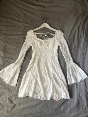 Vit klänning  - Säljer en vit mycket fin figursydd klänning som aldrig är använd endast testad en gång. Perfekt inför studenten, midsommar eller bara sommaren. Hade även passat någon som är en S / 36