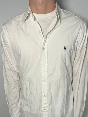 Ralph Lauren skjorta - Säljer en riktigt snygg och trendig Ralph Lauren skjorta i fint skick, storlek L, vid frågor är det bara att skriva //Gramenti