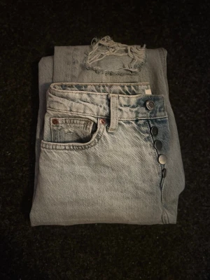 Ljusblå jeans från H&M - Använda men ändå i bra skick. Highwaist/Midwaist med hål på knäna, rak modell. Du betalar frakten.                                                                               Det är bara att höra av sig om du har funderingar🤗