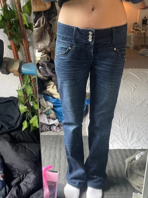 Coola jeans - Mycket bra skick! Mått: midjemått rakt över 39-43 stretch grenhöjd 22,5 benöppning 23 innerbenslängd 85cm💗 jag är 180