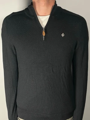 Morris halfzip merinoull - Säljer en riktigt snygg och trendig Morris halfzip i 100% merinoull och i fint skick, storlek M men sitter som S, vid frågor är det bara att skriva //Gramenti