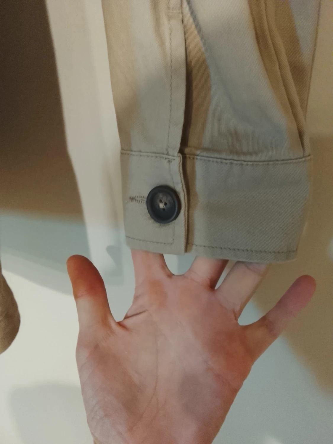 Beige rock med ståkrage och fickor - 2