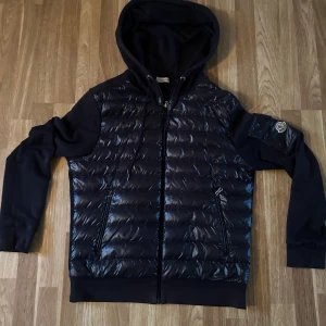 Moncler  - Säljer nu denna sällsynta och eftertraktade moddelen ” Felpa con Cappucio” En perfekt jacka inför sena sommarkvällar Har en liten defekt längst ner på vänster armen, inget som syns eller man tänker nånting på när den används den är även lite solbränd men på denna modell så är dom flesta de  Äktighetsbevis finns Storlek L Men sitter som M på mig och har bra passform då! Pris är absoult inte hugget i sten Hör av er vid minsta fråga🌟