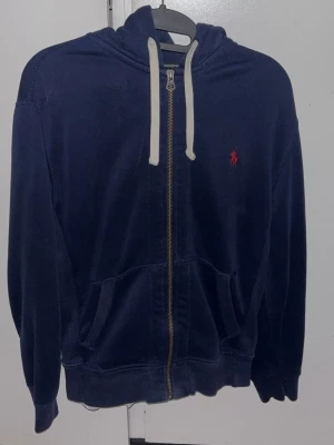 Äkta Ralph Lauren kofta  - 💫Ralph lauren kofta💫 Perfekt för att ge din outfit en lyxig touch💫 Vid fler bilder eller frågor är det bara att skriva💫
