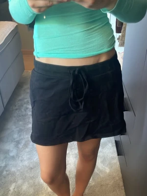 Lågmidjad minikjol - Snyggast & skönaste minikjolen med inbyggda shorts under!! Ifrån Gina 14+! Är stretchiga så passar xs-m ungefär! Går ej att köpa längre 🥰