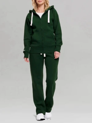 Grönt loungewear-set från Russedress - Mörkgrönt loungewear-set från Russedress med matchande hoodie och byxor. Hoodien har dragkedja, huva och vita snören samt logga på ärmen. Byxorna har resår i midjan och vita dragsnören. Perfekt för chill dagar hemma.