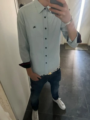Burberry skjorta  - Snygg burberry skjorta storlek Small perfekt till sommaren Modellen är 180cm lång och väger 65kg priset är ej satt i sten de är bara att skriva vid frågor