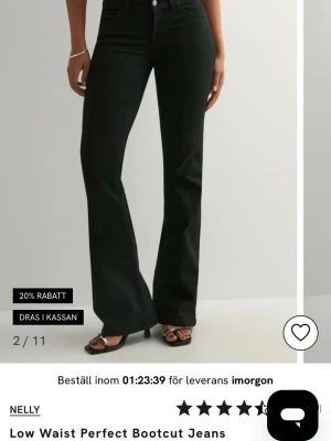 Svarta bootcut jeans från Nelly - Snygga svarta bootcut jeans från Nelly med låg midja och klassisk femficksdesign. Jeansen har utsvängda ben och knappgylf. Perfekta för dig som vill ha en trendig siluett och en tidlös look. Har två par av dessa, en i storlek 40 o en i 38. Sprillans nya! !skriv när du köper vilken av storlekarna du vill ha!