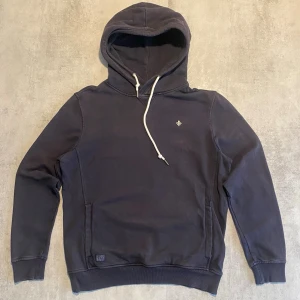 Svart Morris hoodie  - Jag Säljer en fet tröja från Morris| skicket på tröjan är bra 8/10  | storlek L | ny pris 2000: mitt pris är 499 | skriv vid frågor och funderingar  