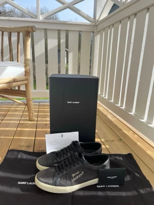 Saint Laurent skor - Säljer dessa Saint Laurent skor i storlek 41,5 i bra skick. Skorna är såklart äkta och köpta på Trendsellers, allt på första bilden ingår. Sulan har släppt lite på högra skon men borde va enkelt att limma, se bild 3. Perfekta nu till våren och sommarn!